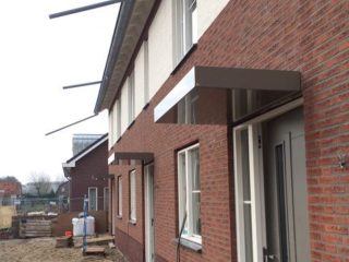 Aluminium deurluifel met gezette bak en duurzame poedercoating voor een strakke afwerking, langdurige bescherming en onderhoudsarme montage aan de gevel