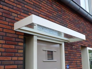 Aluminium deurluifel met gezette bak en transparante glasplaat voor een moderne uitstraling en betrouwbare bescherming van de entree tegen neerslag en zonlicht