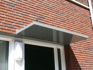 Aluminium deurluifel met lage gezette bak voor een subtiele en moderne uitstraling, ideaal voor montage boven deuren en bescherming tegen regen en zon